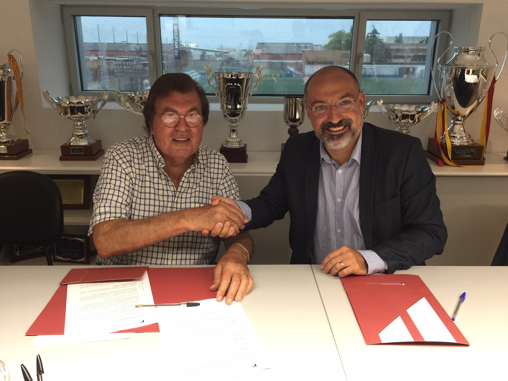 El conseller Andreu Serra amb Miquel Bestard, de la Federació de Futbol de les Illes Balears .