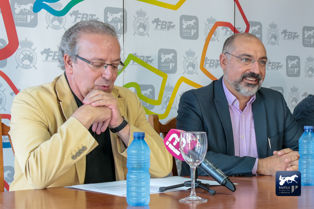 El conseller de Turisme i Esports, Andreu Serra (dreta), i el president de l’Institut de l’Esport Hípic de Mallorca, Lluís Socias (esquerra)..
