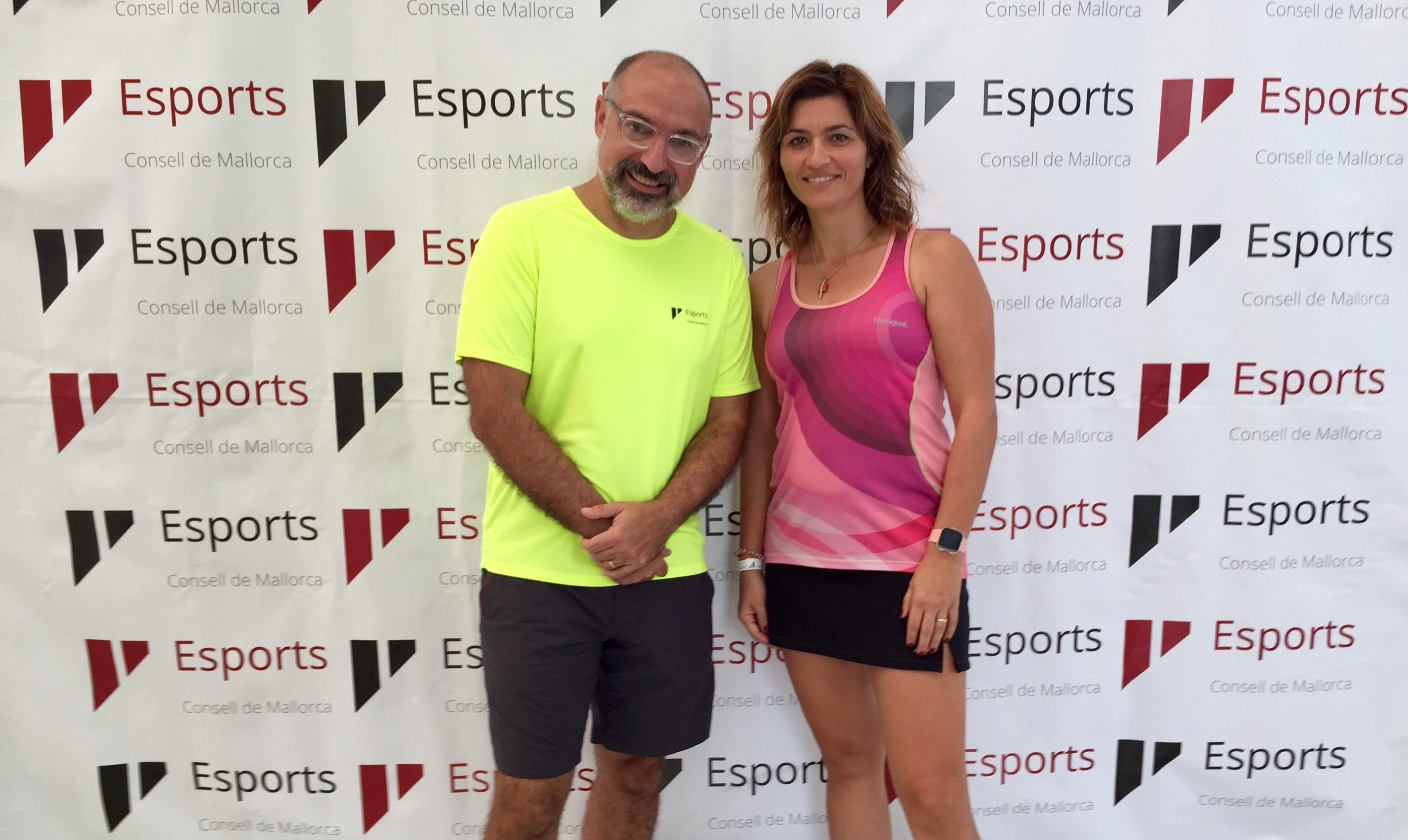 El conseller de Turisme i Esports, Andreu Serra, i la directora insular d'Esports, Marga Portells, han visitat la jornada esportiva familiar que es realitza aquest cap de setmana a Cala Barques (Santanyí)