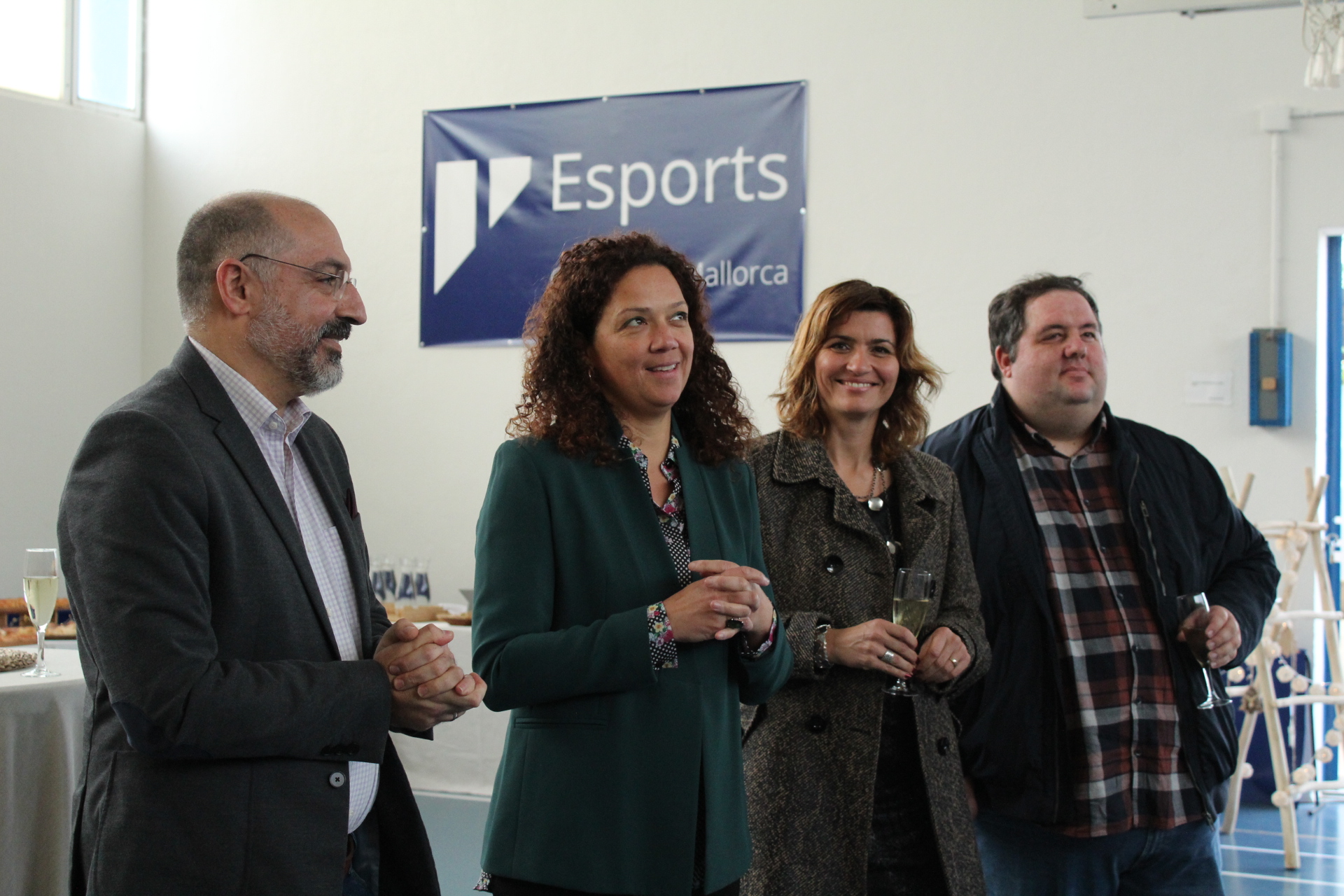 La presidenta Catalina Cladera amb el conseller de Turisme i Esports, Andreu Serra, la Directora insular d’Esports, Marga Portells, i el secretari tècnic del Departament, Joan Gaspar.