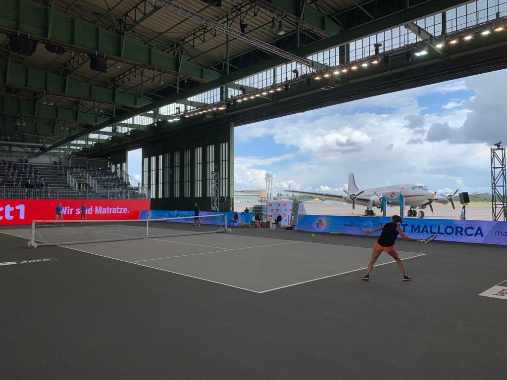 El torneig de tennis Bett1 Aces a l’hangar de l’aeroport Tempelhof. 