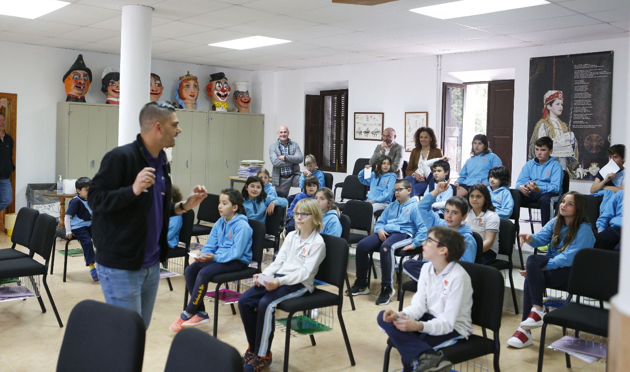50 niños miembros de la Escolanía de Lluc han participado en un 'futbolín  humano' y una charla a cargo de los jugadores del club de élite Palma Futsal, colaborador del Consell en el programa 'Jugam amb l'elit.