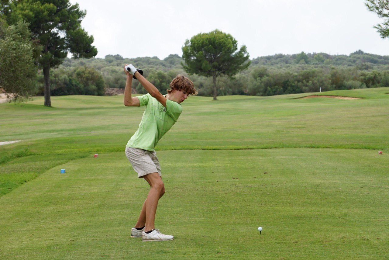 Un joven golfista.