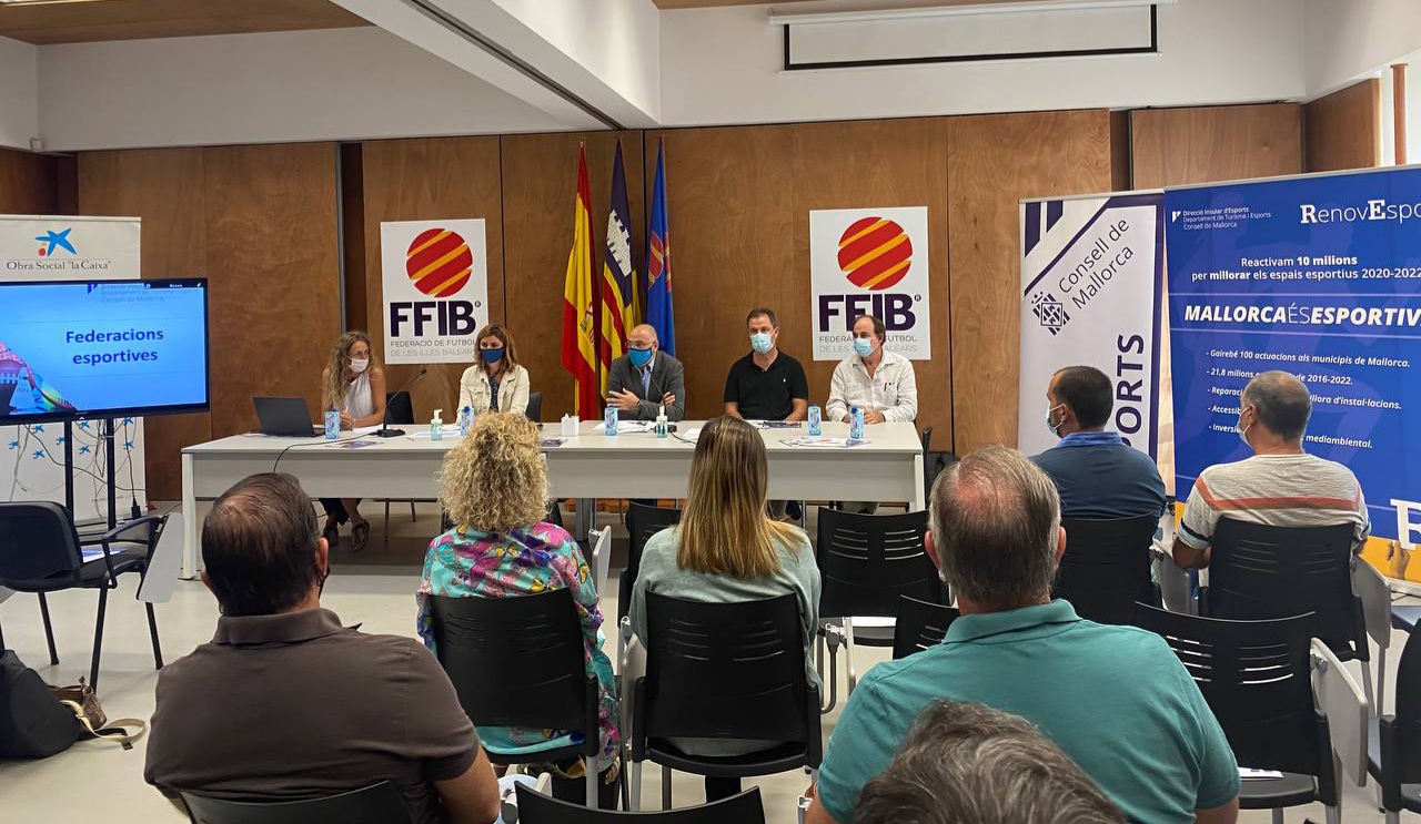 Reunión del conseller Serra con las federaciones deportivas presentes en Mallorca que colaboran con el Consell.