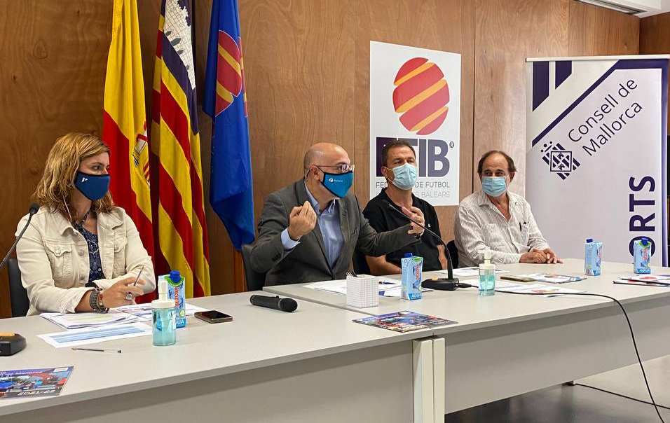 Reunión del conseller Serra con las federaciones deportivas presentes en Mallorca que colaboran con el Consell.