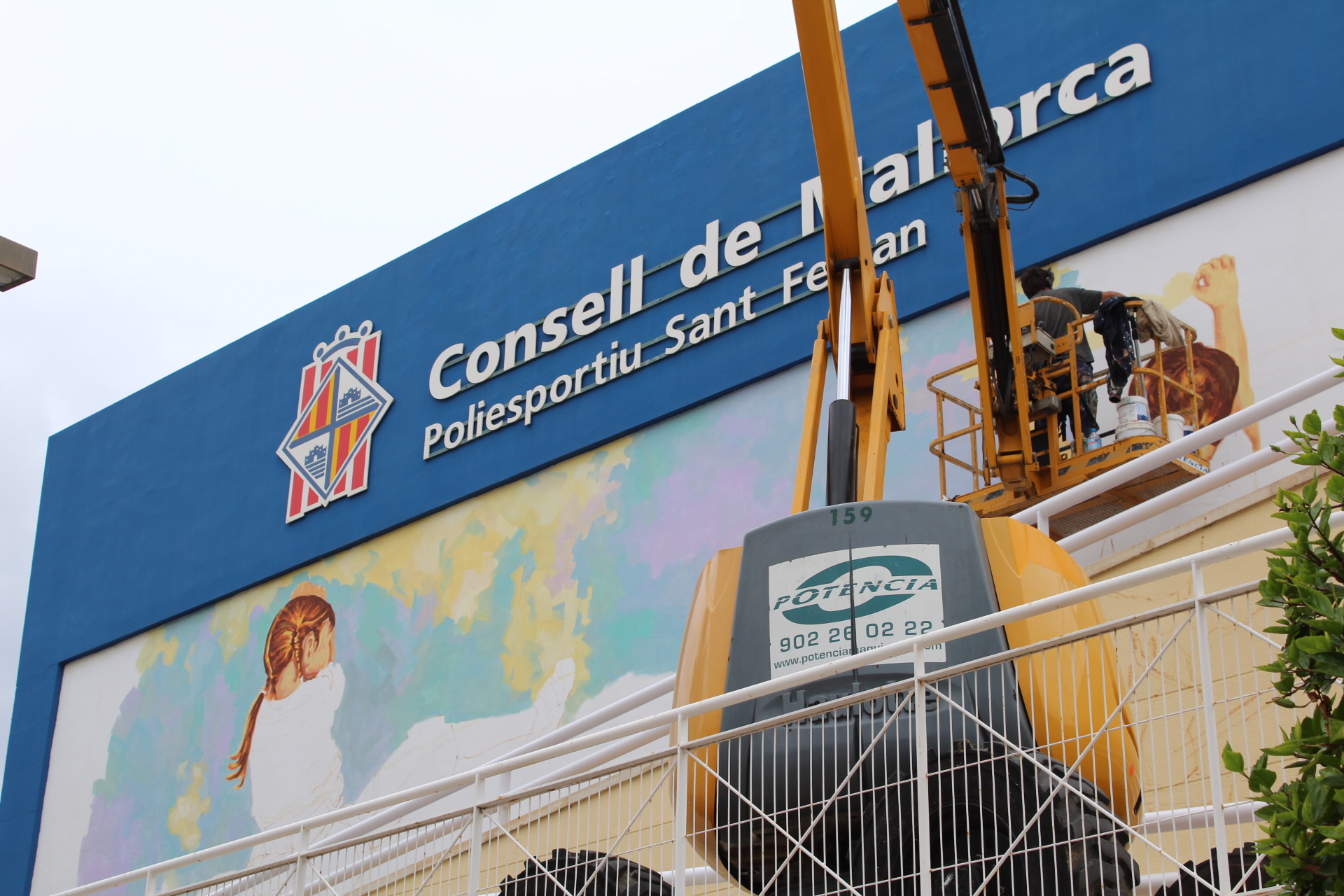 L'artista Joan Aguiló crea aquests dies un mural de gran format al Poliesportiu Sant Ferran del Consell de Mallorca.
