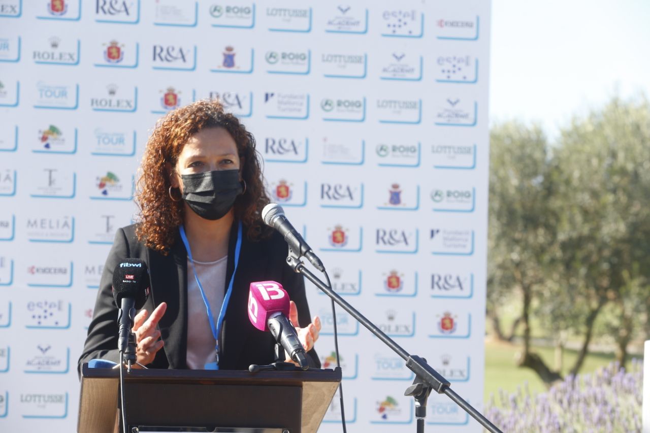 La presidenta Cladera a la presentació de la gran final del Challenge Tour de golf, Road to Mallorca.
