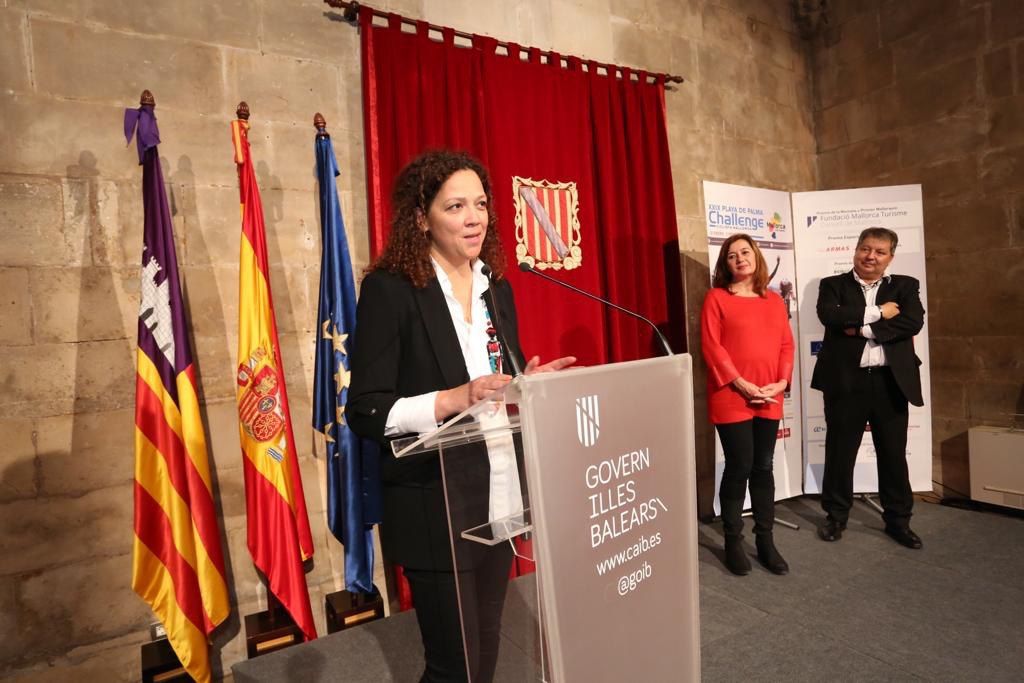 La presidenta Catalina Cladera a la presentació de la XXIX Playa de Palma Challenge Ciclista Mallorca.